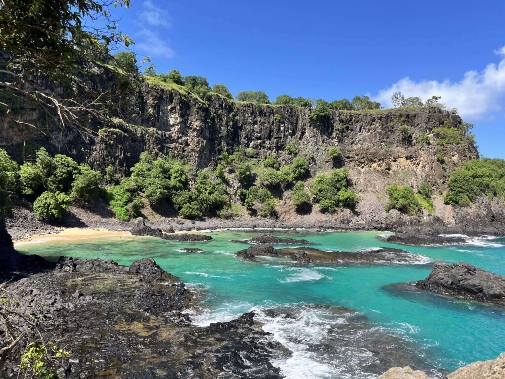 Paisagens de Fernando de Noronha elevam experiência da hotelaria local