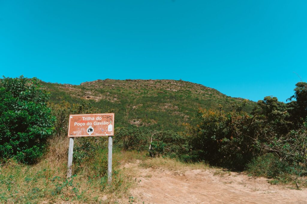 Illustration of Trilhas Imperdíveis em Noronha: Melhores Roteiros de Ecoturismo